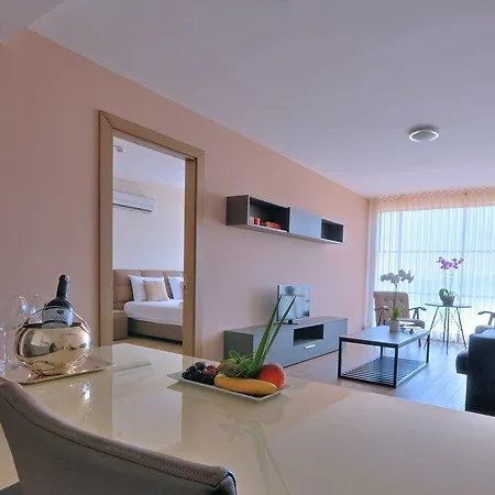 Delmar & Отель Кешме